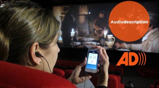 Personne utilisant le système Twavox au cinéma.