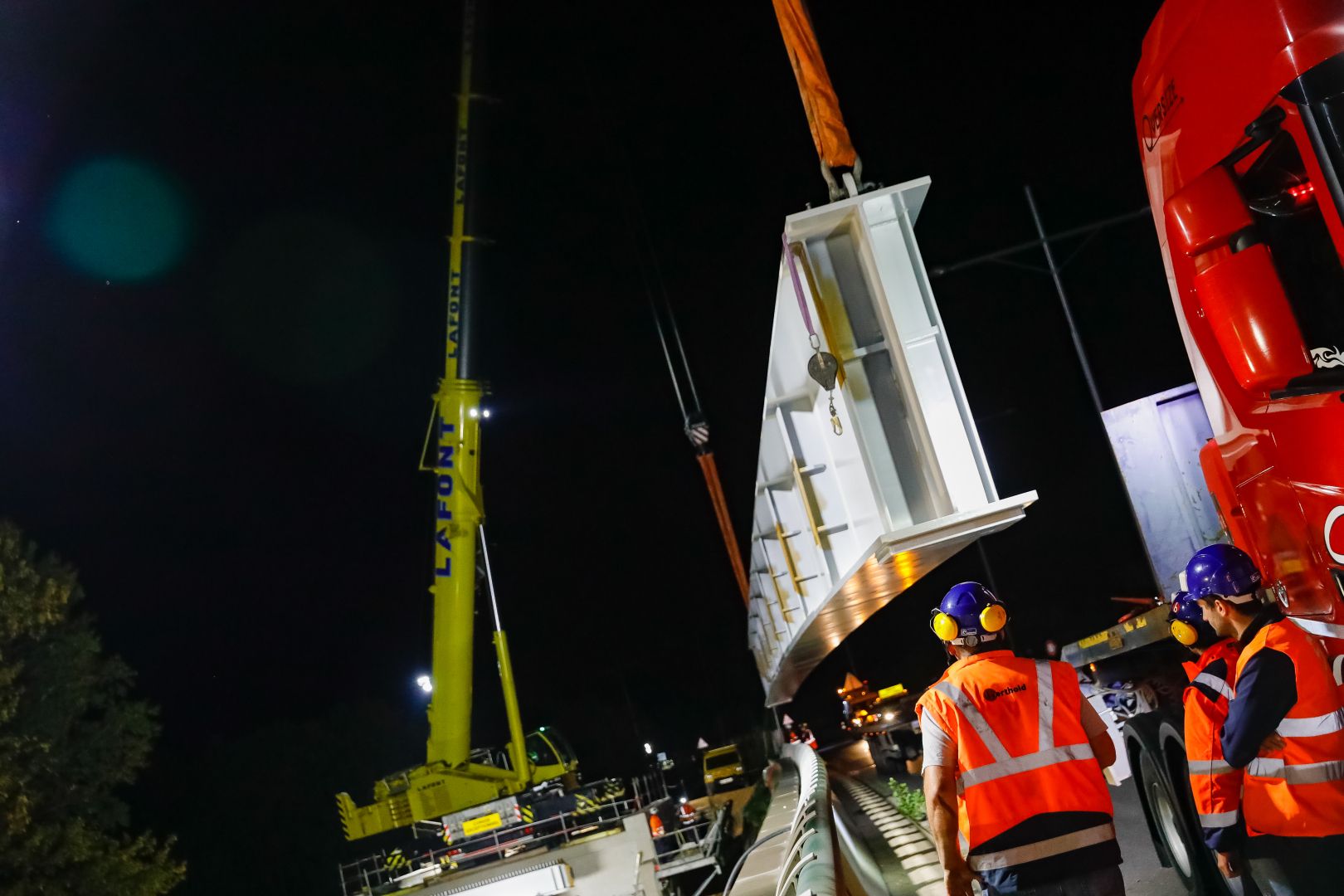 Des ouvriers et techniciens sur un chantier de construction de la ligne 5 du tramway