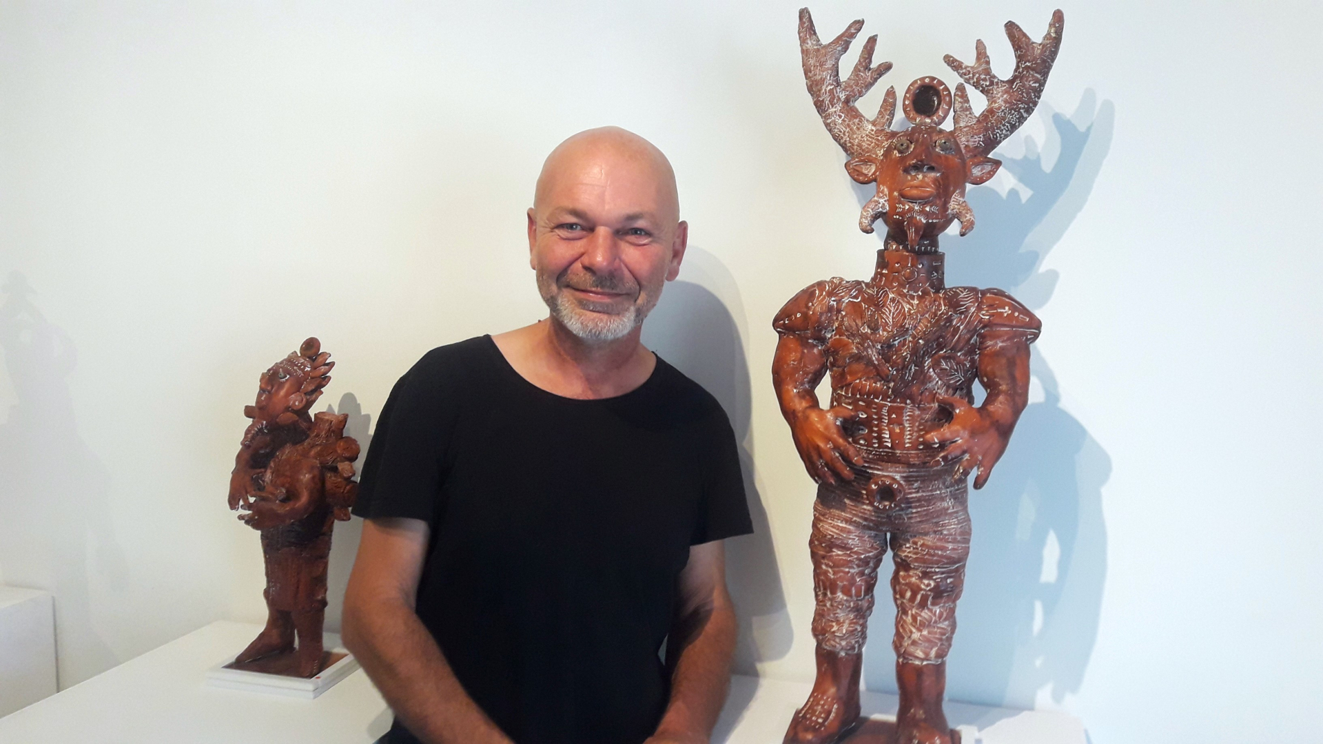 Le sculpteur Alain Kieffer parmi ses sculptures au musée de l'art brut