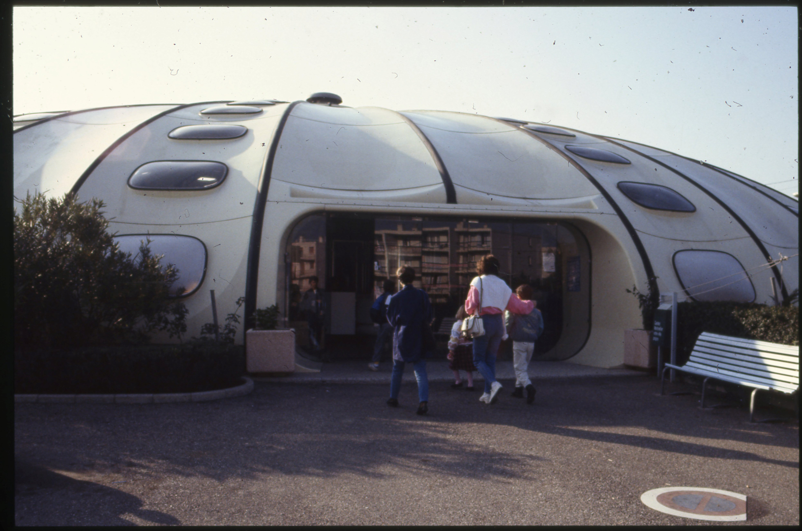 Enfants et parents entrant dans la piscine jean Vivès en 1987