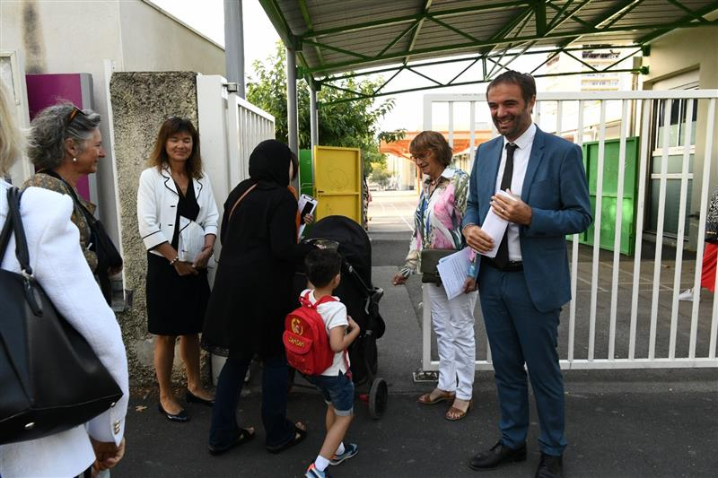 Maire et rectrice devant l'école