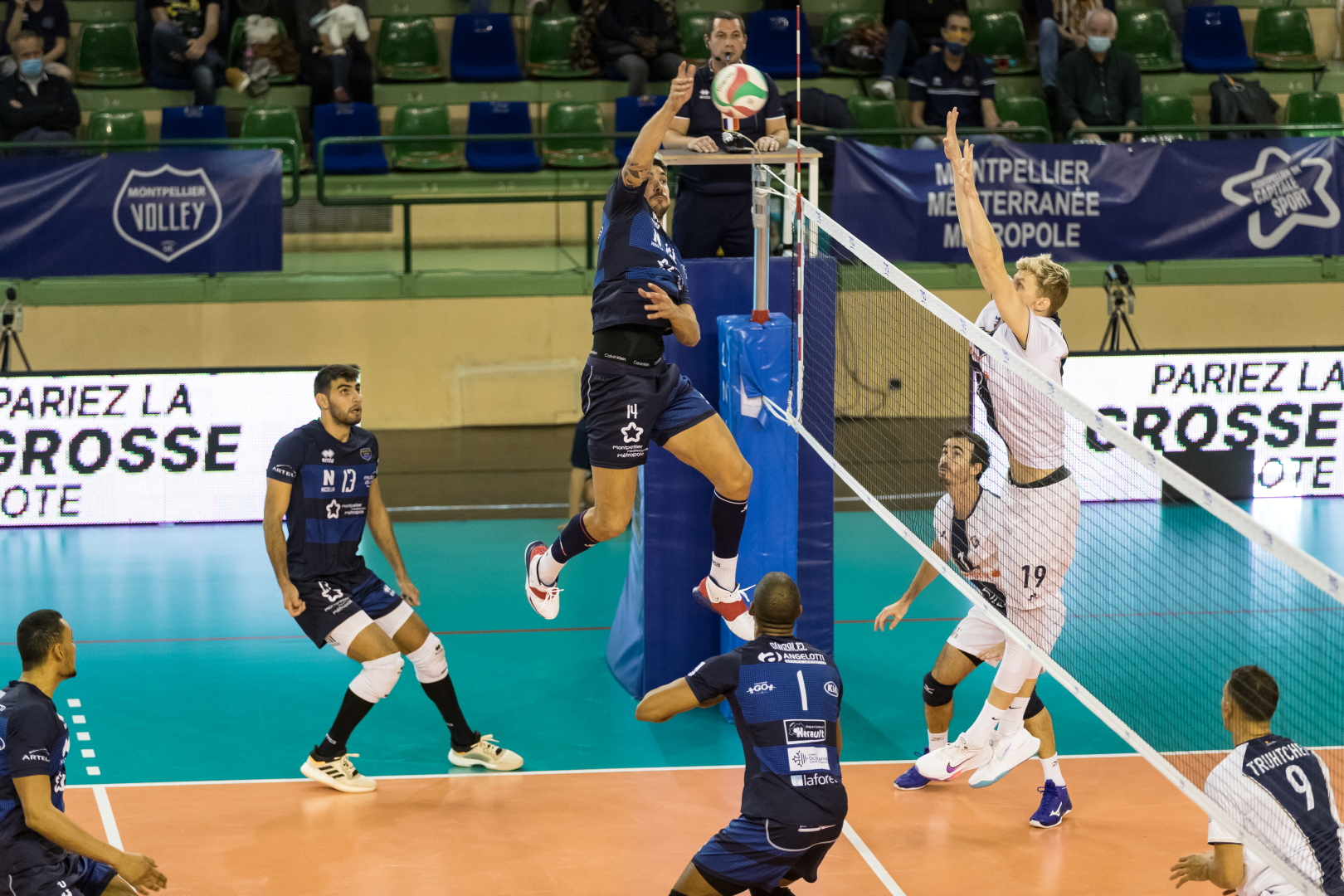 Joueur de volley-ball en attaque