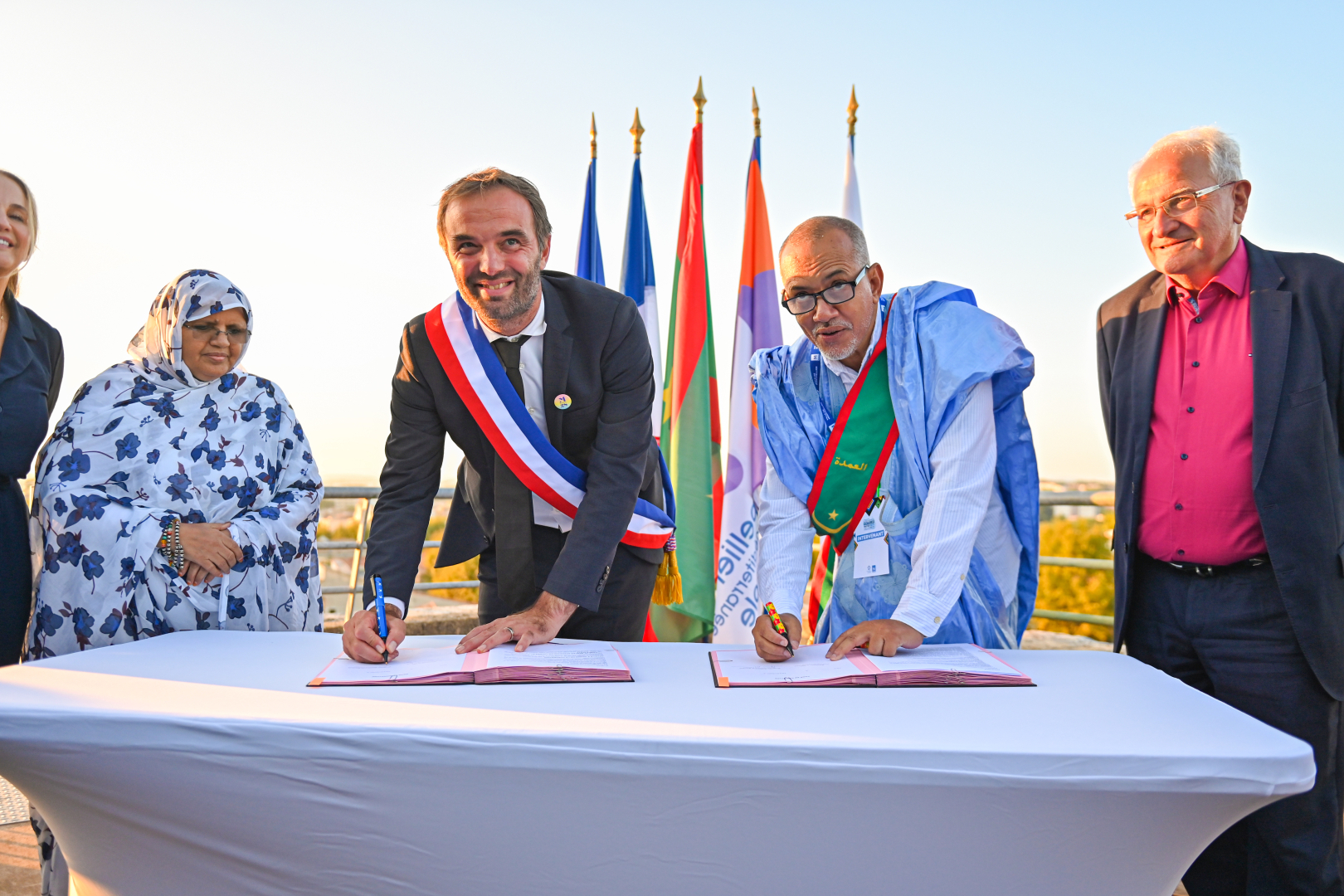 Les maires de Montpellier et Kiffa signent la convention. 