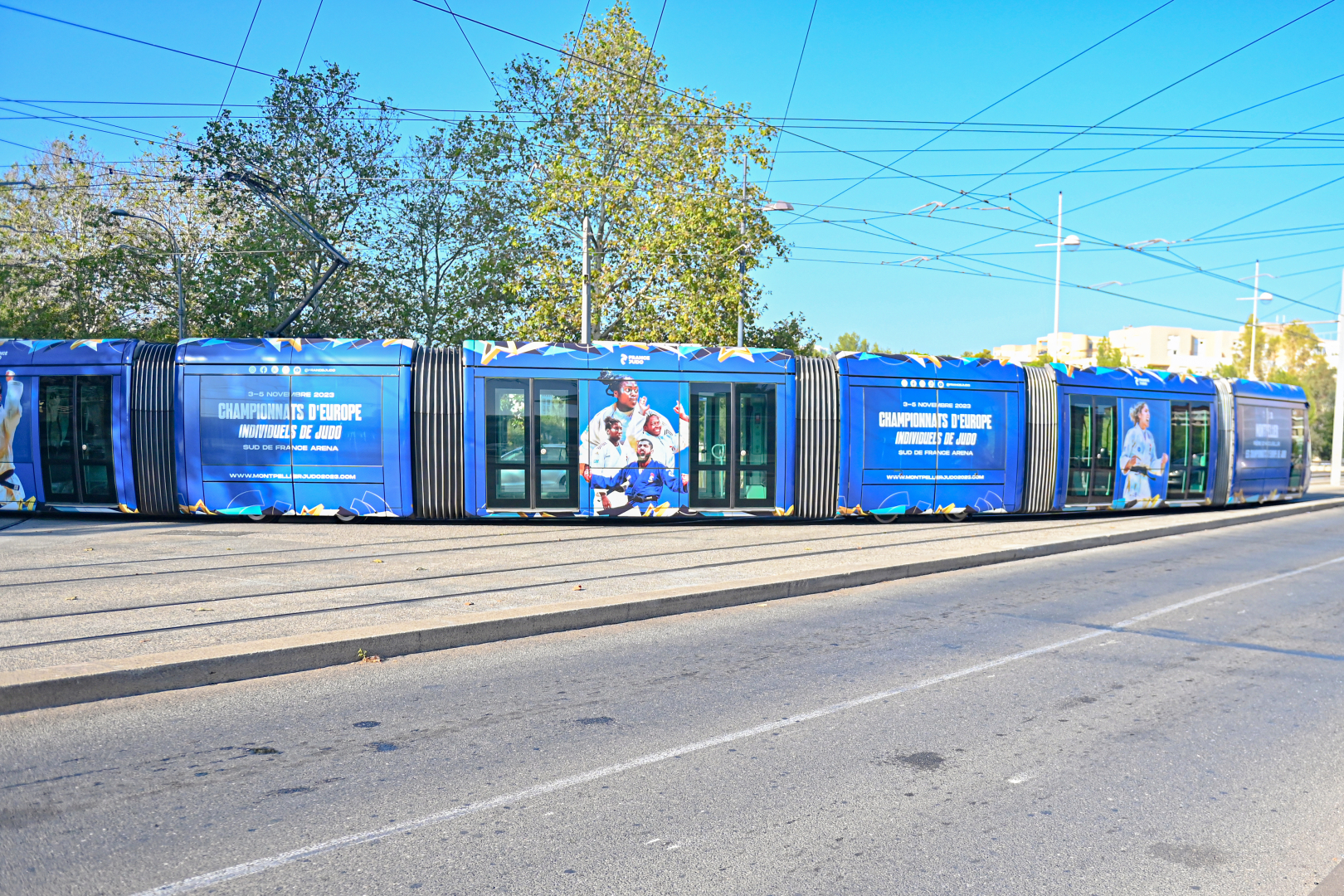 Rame de tramway aux couleurs du judo