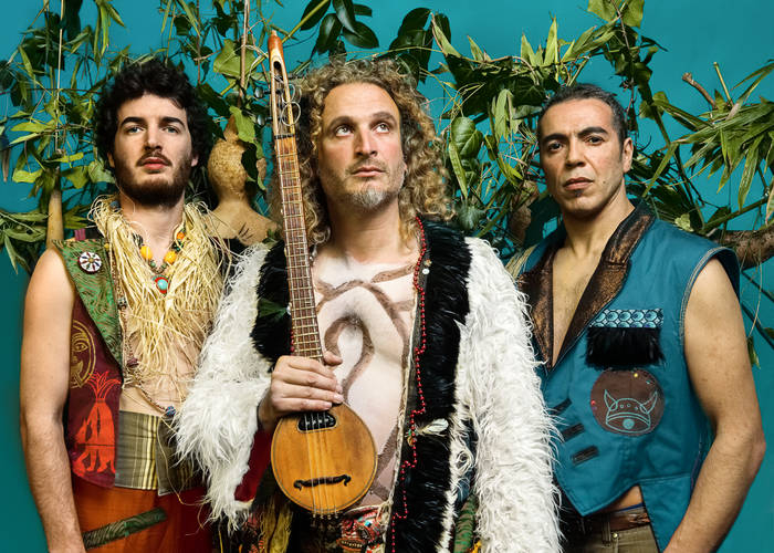 Jérémy Couraut (espina, chant), Antoine Perdriolle (batterie et chant) et Menad Moussaoui (basse, chant), le trio de Djé Balèti.