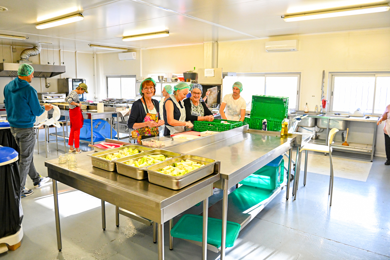 Préparation, dans la cuisine des Restos du cœur, des repas distribués à Montpellier.
