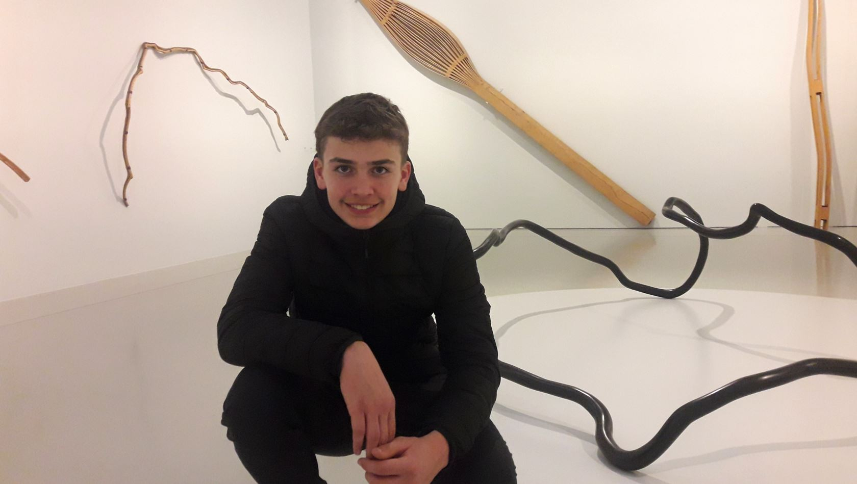 Teiva, collégien, dans les salles du musée Fabre, devant les oeuvres de Toni Grand