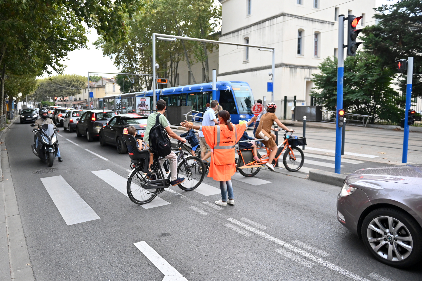 La traversée de l'avenue attenante est sécurisée par un agent de protection des écoles