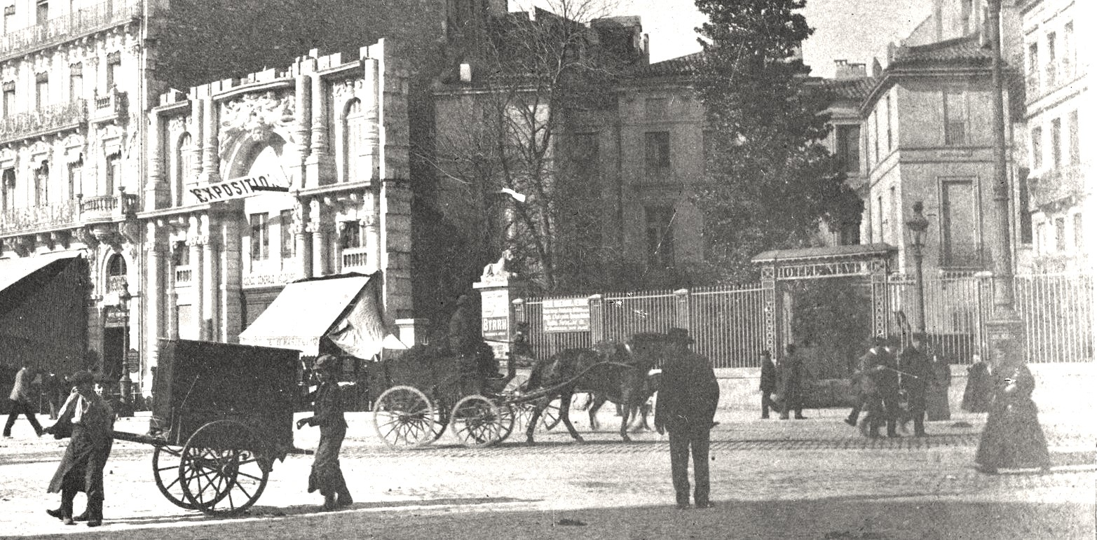 La façade de l'Hôtel Nevet, avec animation de la Comédie