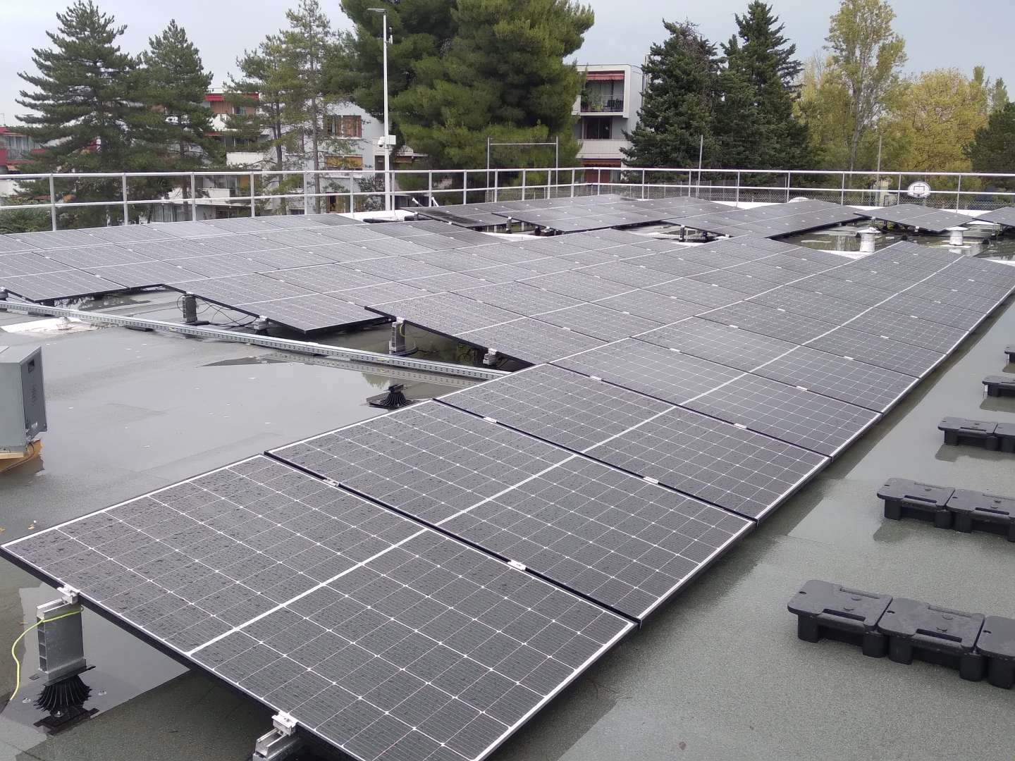 Les 82 panneaux installés produisent 33 kWc et permettent à l’école d’être en autoconsommation électrique