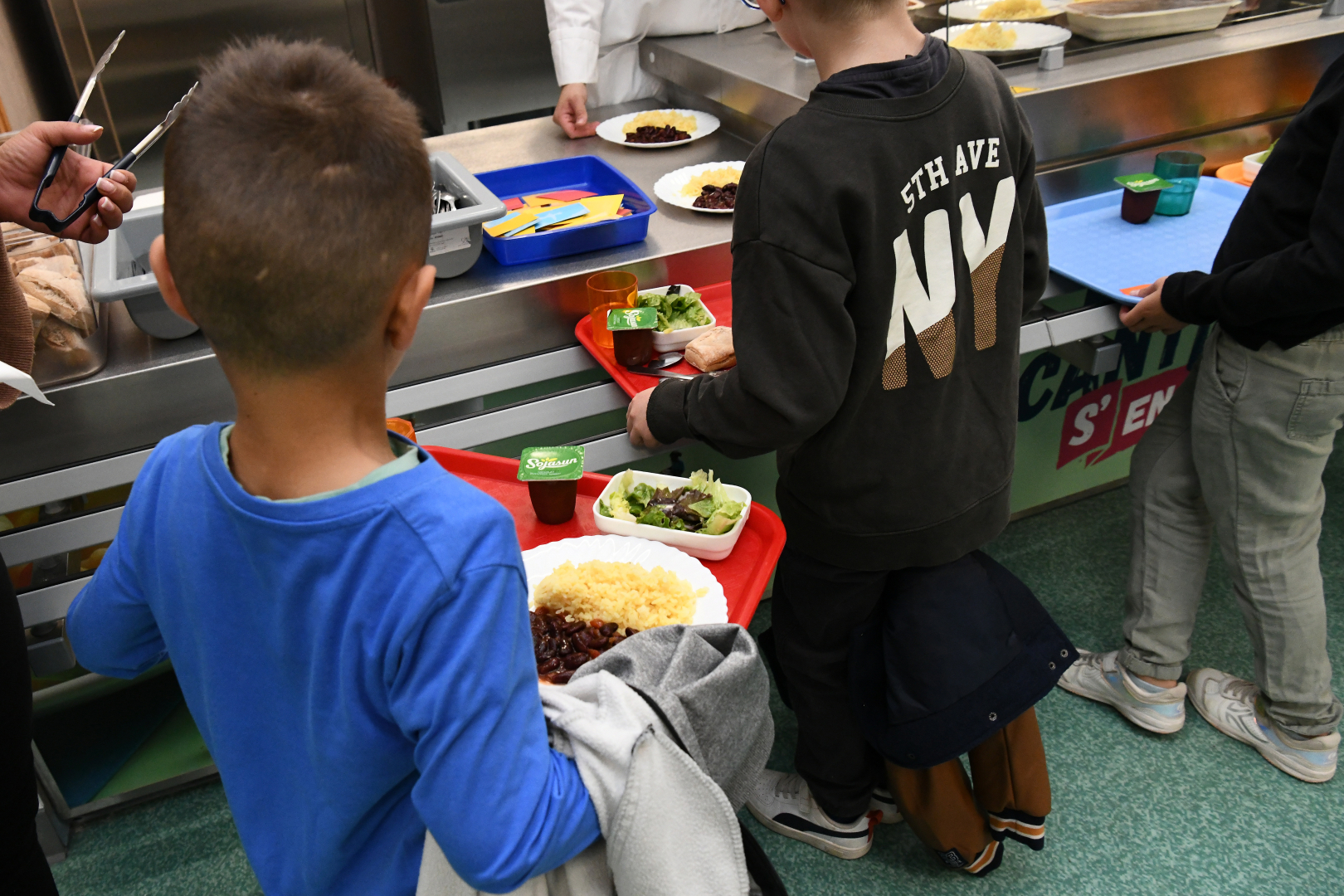enfants à la cantine