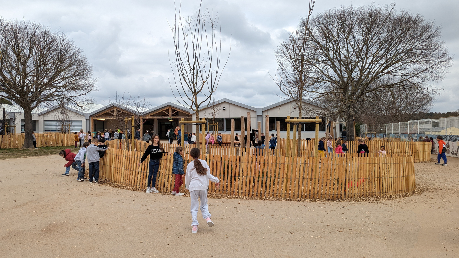 Une cour d'école désimperméabilisée et réaménagée