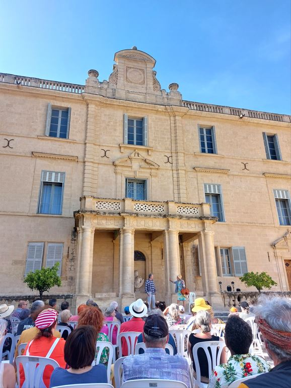 La grande façade du château de Castries