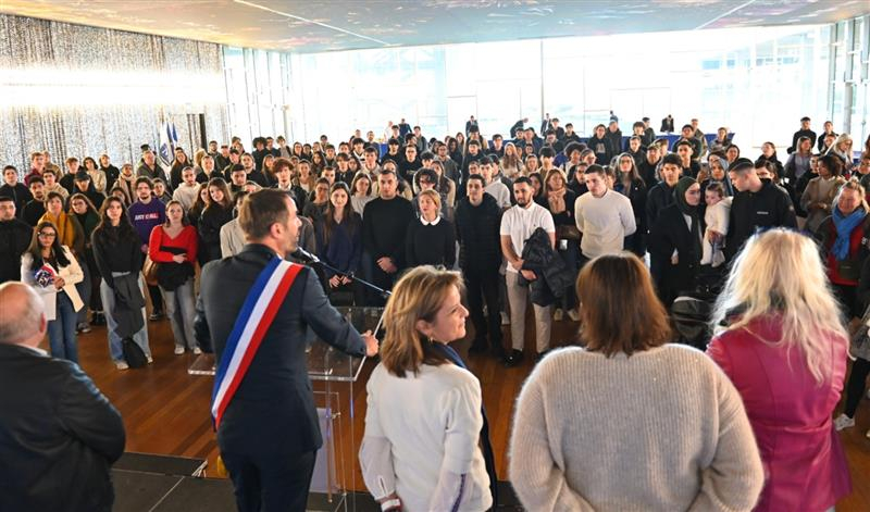 Les jeunes réunis en mairie 