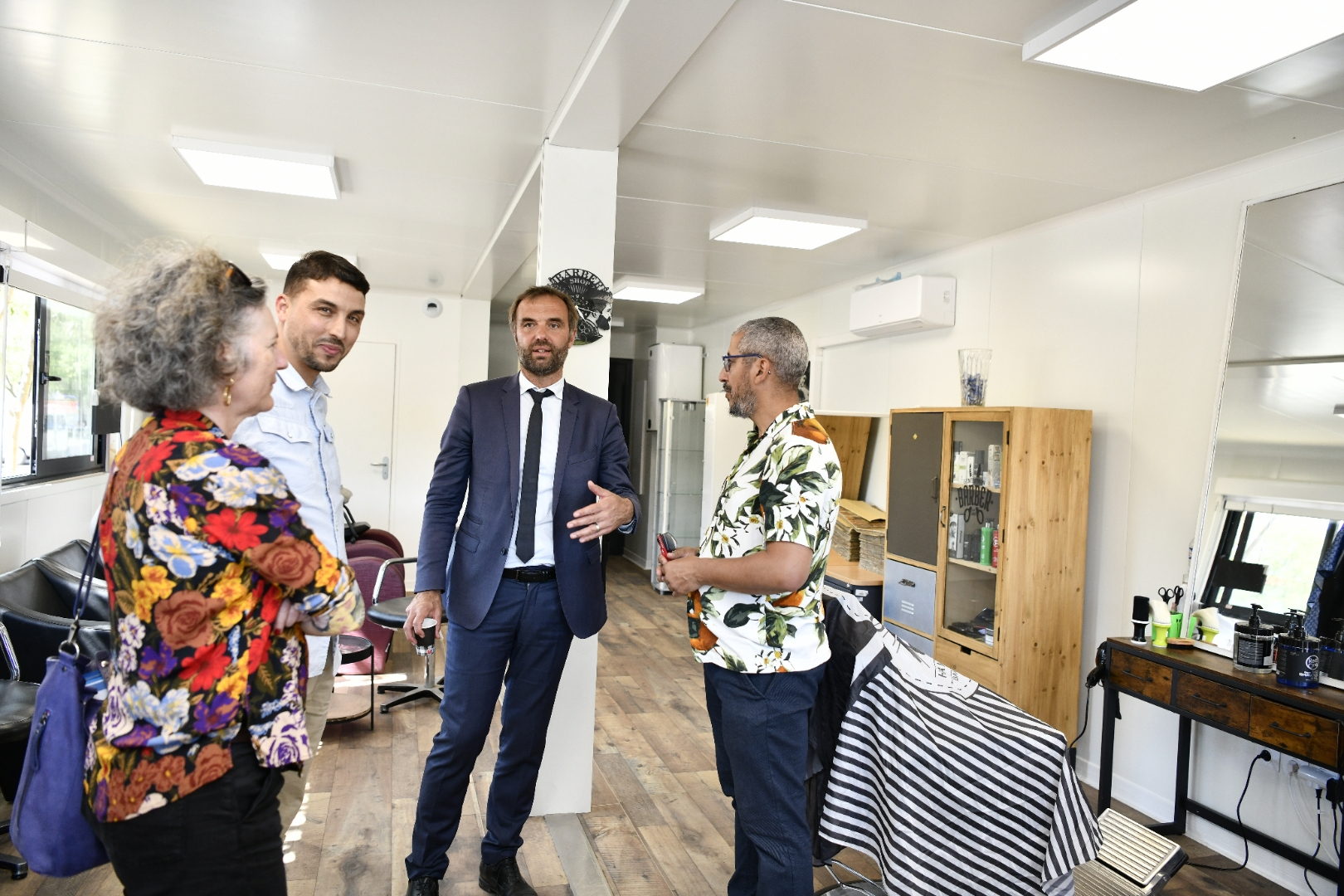 Le coiffeur Ismaïl Dahra n'a pas perdu sa clientèle et envisage même d'embaucher
