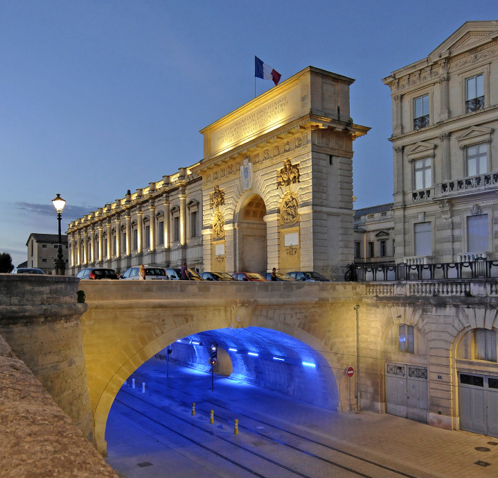 L'Arc de Triomphe construit en 1691 par Augustin-Charles d'Aviler, illuminé en 2016