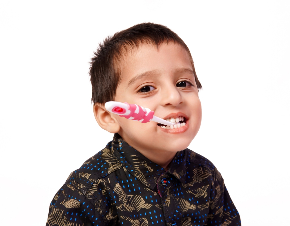 Un garçon se lave les dents