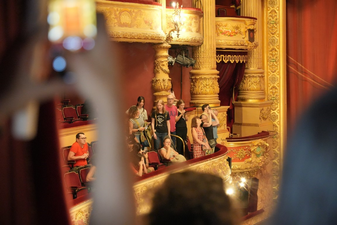 visiteurs dans l'opéra Comédie 