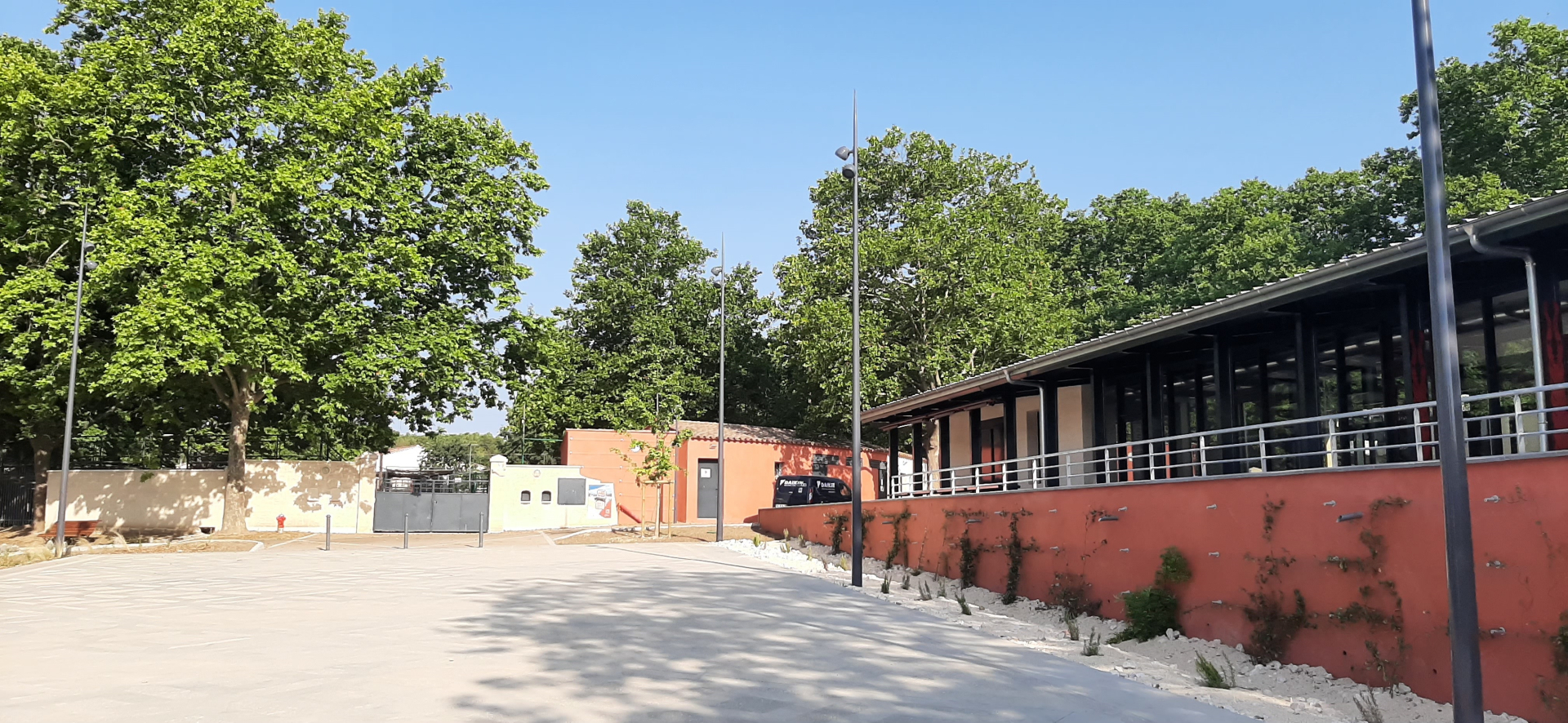 La nouvelle cantine est contruite au Plan des arènes, un vaste parvis réaménagé.