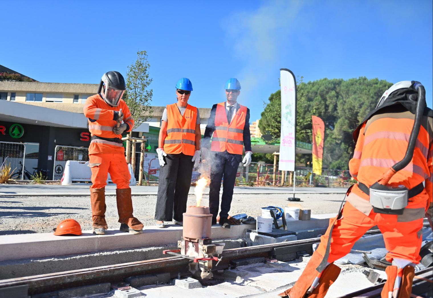 ouvriers élus rails dernière soudure de rails de la ligne 5 