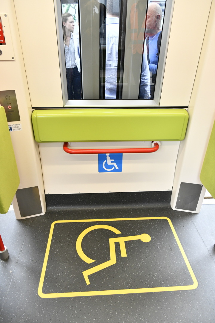Les rames CAF comprennnet trois places pour les personnes handicapées contre deux dans les précédentes rames