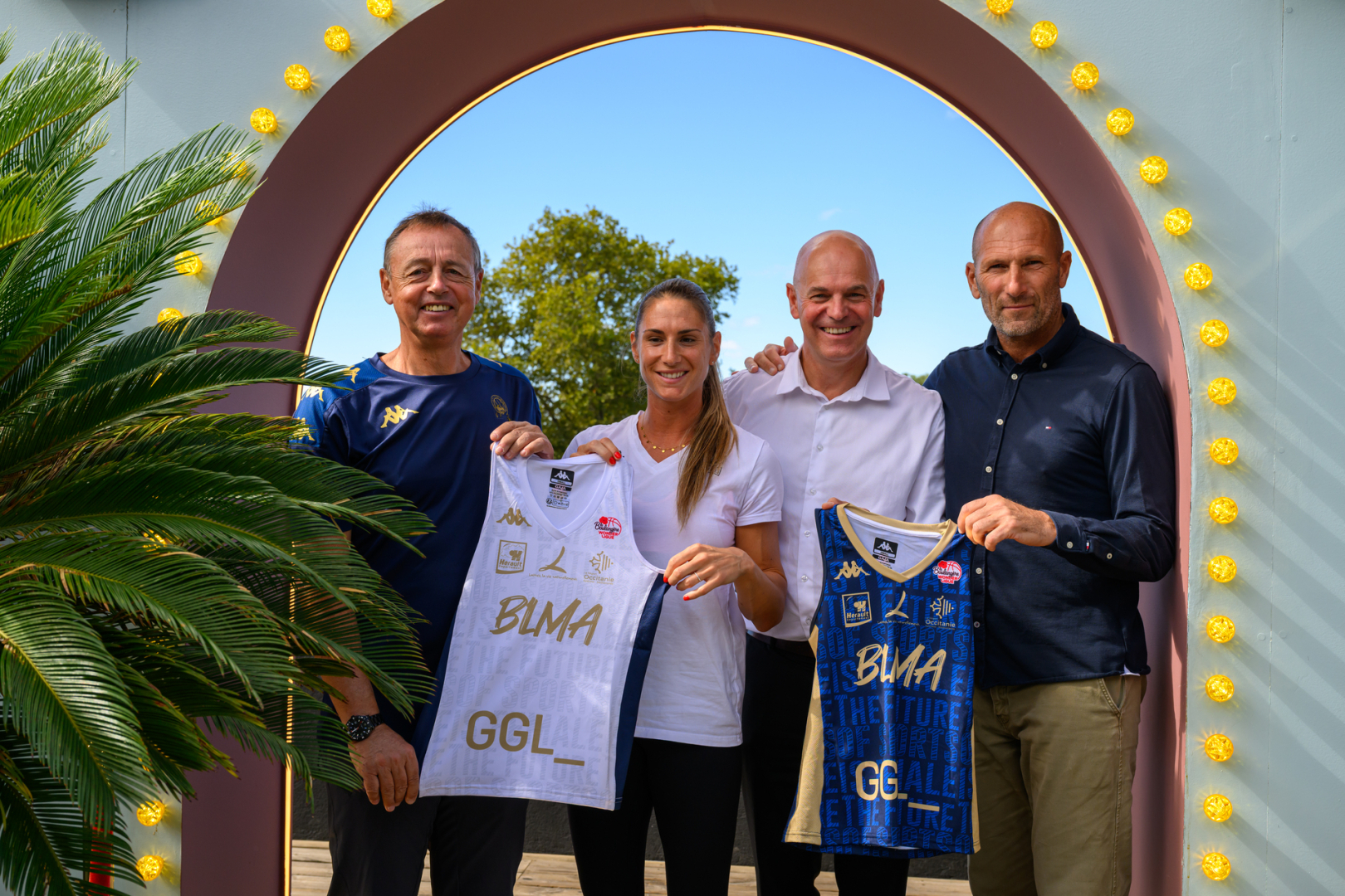 Valéry Demory, Romane Berniès, Vincent Garrigues et Olivier Ribotta présentent les nouveaux maillots des Gazelles
