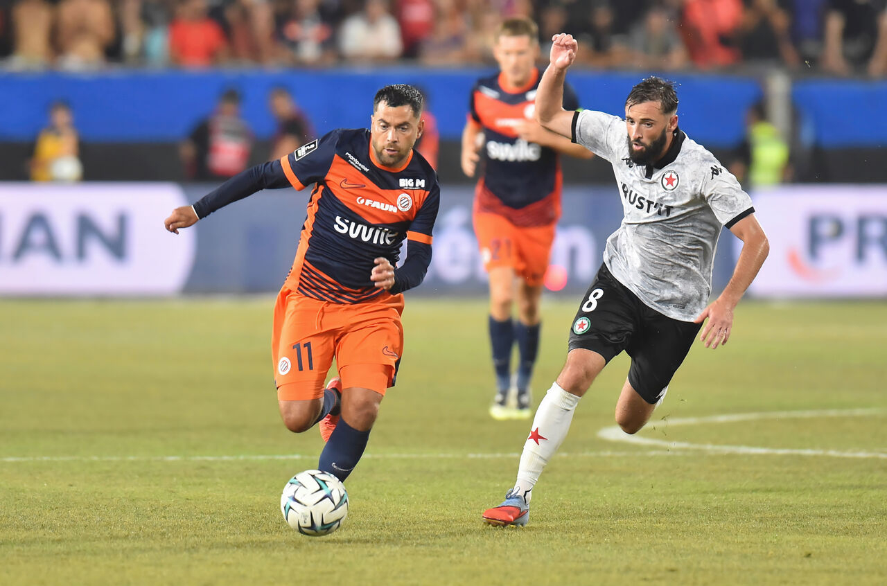 des footballeurs sur le terrain 