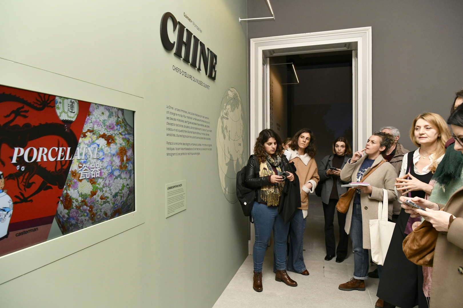 pièce de débat de l'expostion, écran, personnes face à la vidéo 