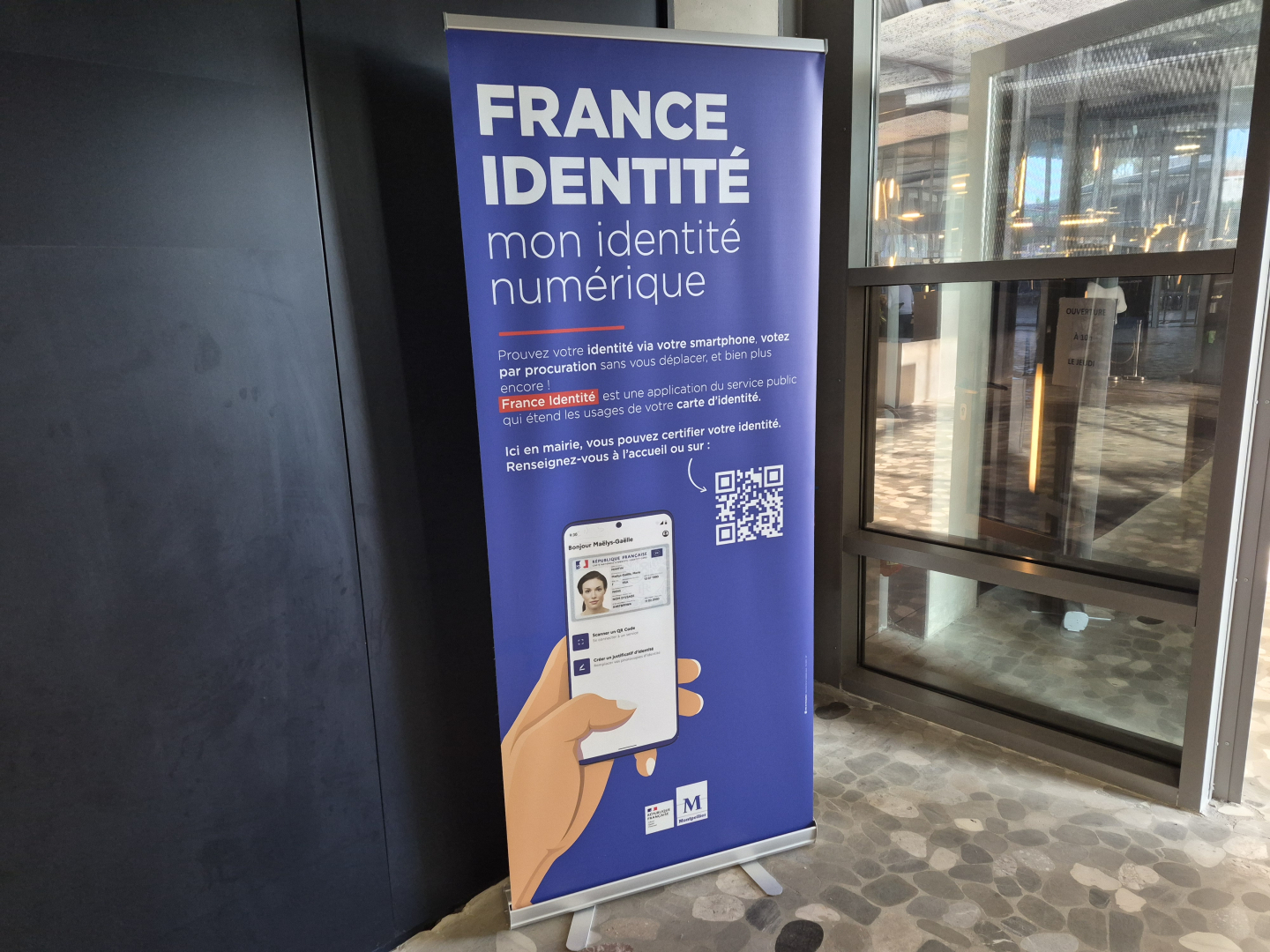 hall service état civil panneau avec explication sur l'identité numérique sécurisée