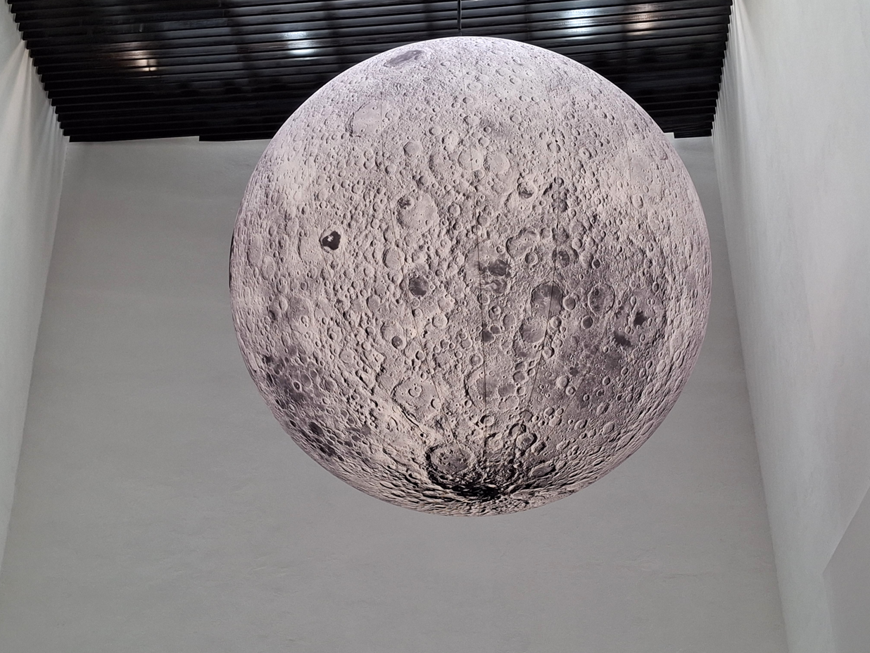 Ballon gonflable en forme de lune, signé Bruno Peinado