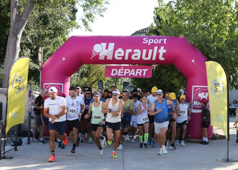 les coureurs sur la ligne de départ 