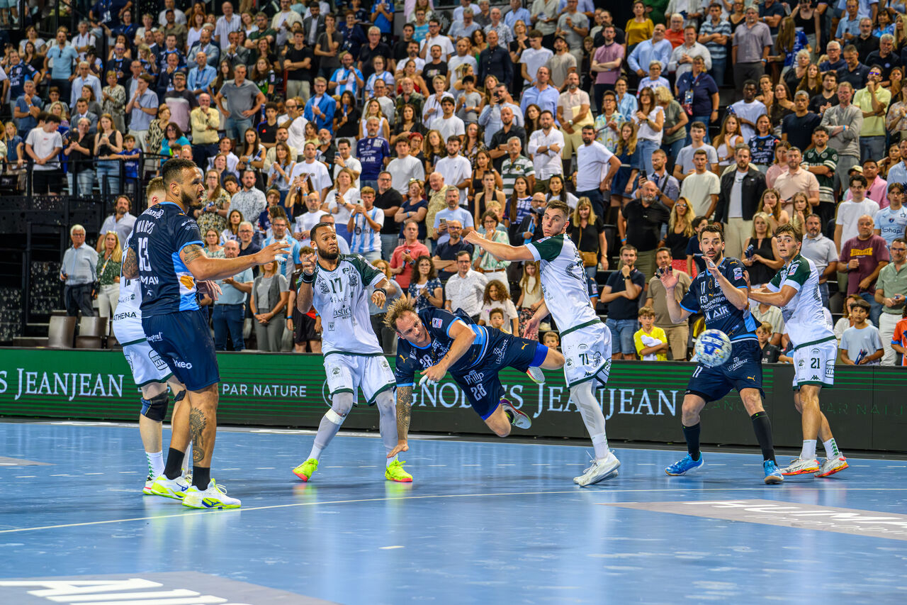 les handballeurs sur le terrain 