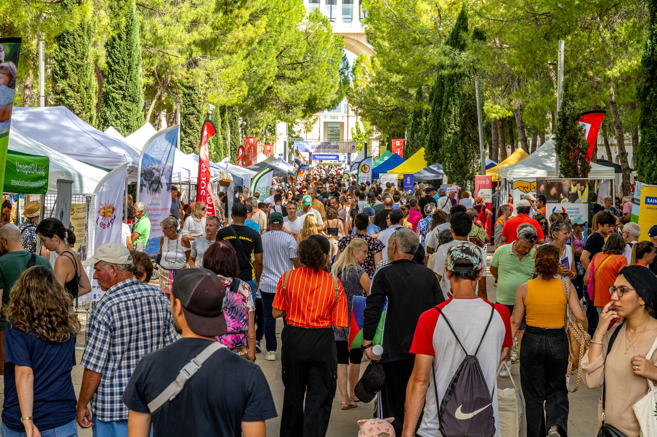 la foule des visiteurs à l'Antigone des associations 