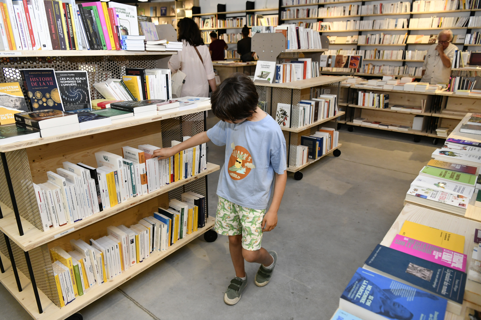 Un enfant dans les rayons