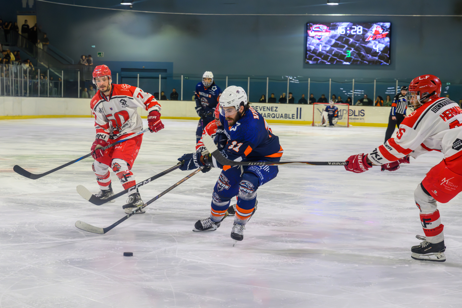   Légende : Sport de contact très rapide, le hockey sur glace est aussi sport spectacle à l’américaine. Rendez-vous sur la glace de Vegapolis.