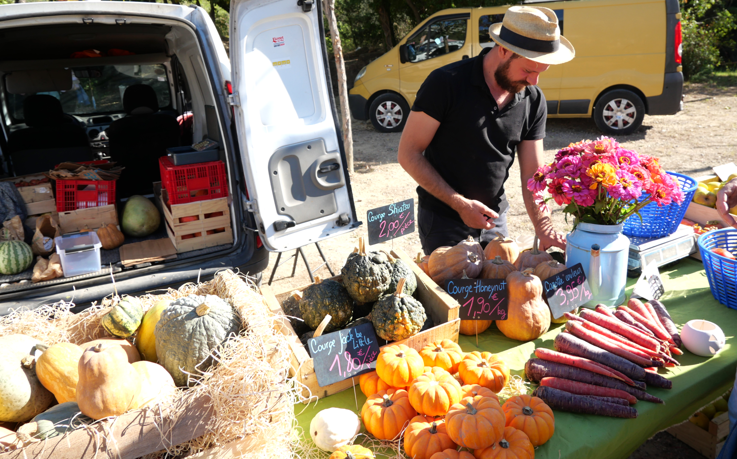 stand de producteur de légumes et courges
