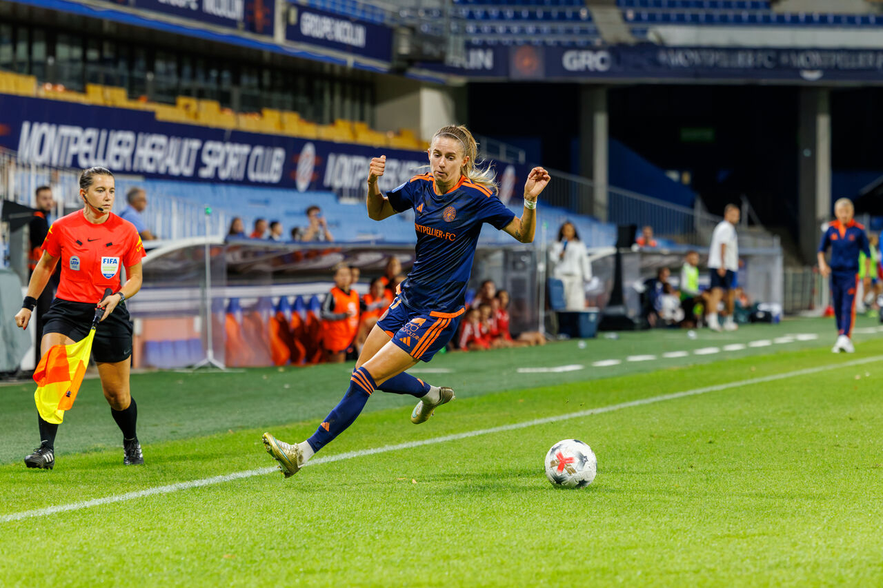 les joueuses à l'action sur le terrain de foot