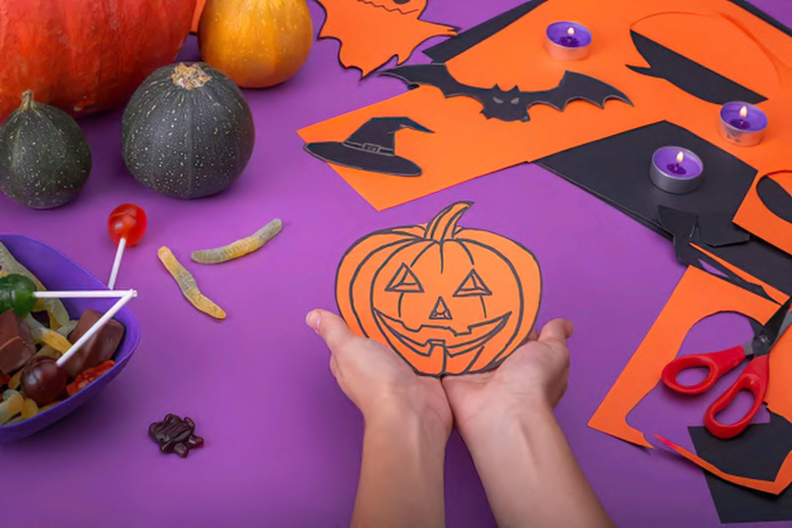 des découpages de papier en forme de citrouille