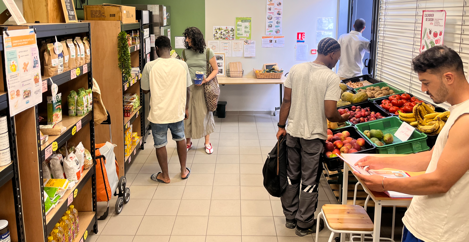 Vue intérieure de l'épicerie solidaire avec jeunes