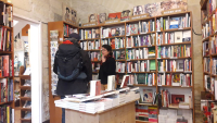 Magalie dans sa librairie