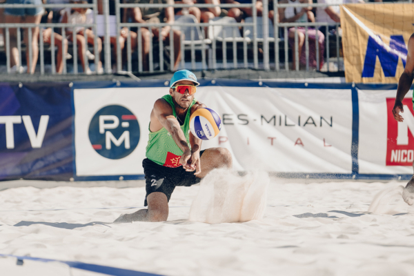 Match de beach volley sur le parvis de l'hôtel de ville
