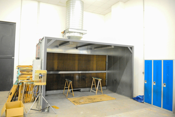 Atelier de peinture équipé d’un mur aspirant