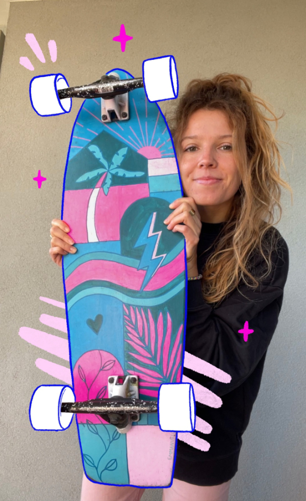 Emmanuelle avec un skate upcyclé