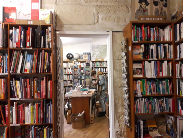 Vue des étagères librairie la Géosphère