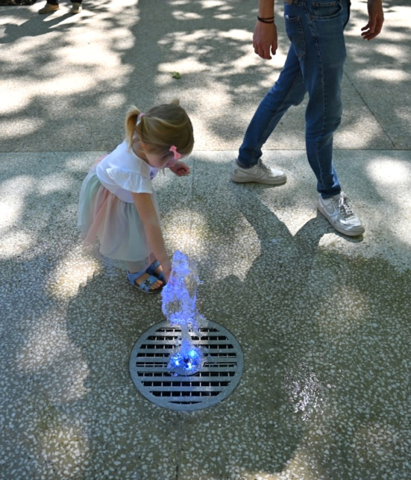 Des jeux d'eau rafraîchissants à hauteur d'enfants 