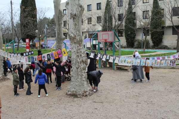 Parents enfants oeuvres accrochées arbres