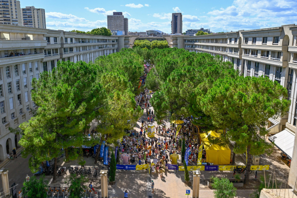Plan aérien Fan Park Antigone arbres bâtiments ciel 