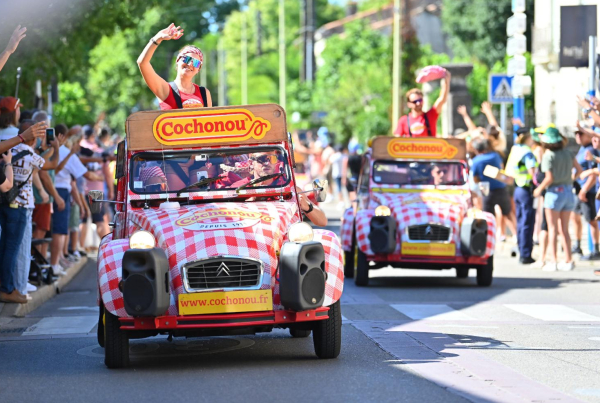 voitures Cochonou de la caravane publicitaire public 