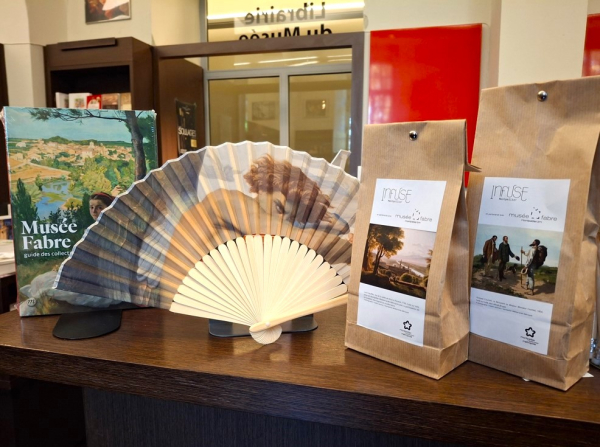 Sélection de goodies, éventails, livres, tisanes