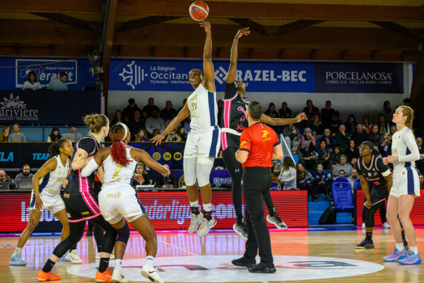 entre-deux au début du match de basket, joueuses, parquet, public
